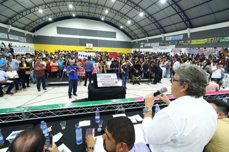 João Azevêdo anuncia novas obras e entrega equipamentos durante audiência do OD em Guarabira