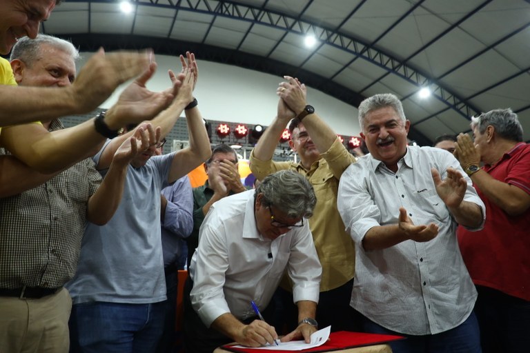 João Azevêdo anuncia novas obras e entrega equipamentos durante audiência do OD em Guarabira