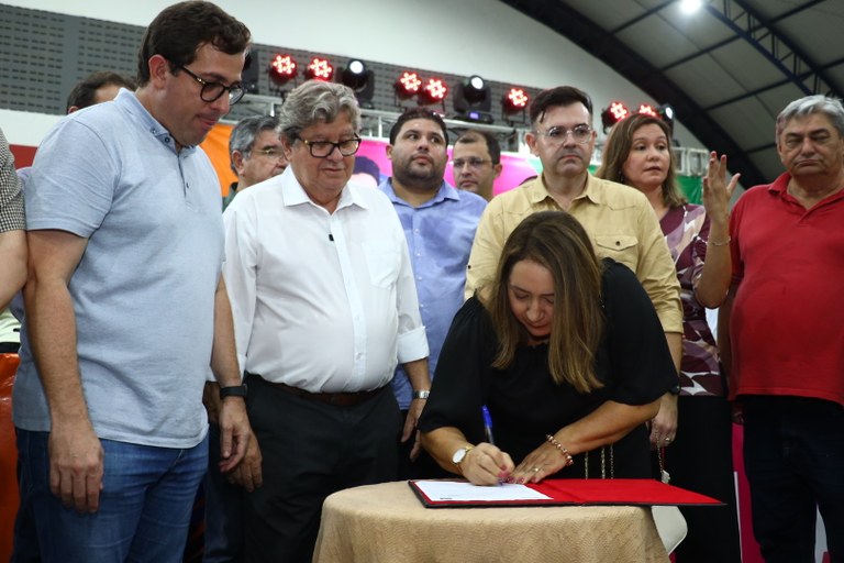 João Azevêdo anuncia novas obras e entrega equipamentos durante audiência do OD em Guarabira
