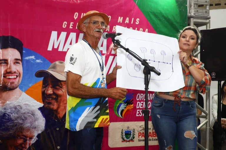 João Azevêdo participa do ODE em Juazeirinho, ouve a população e autoriza novas obras