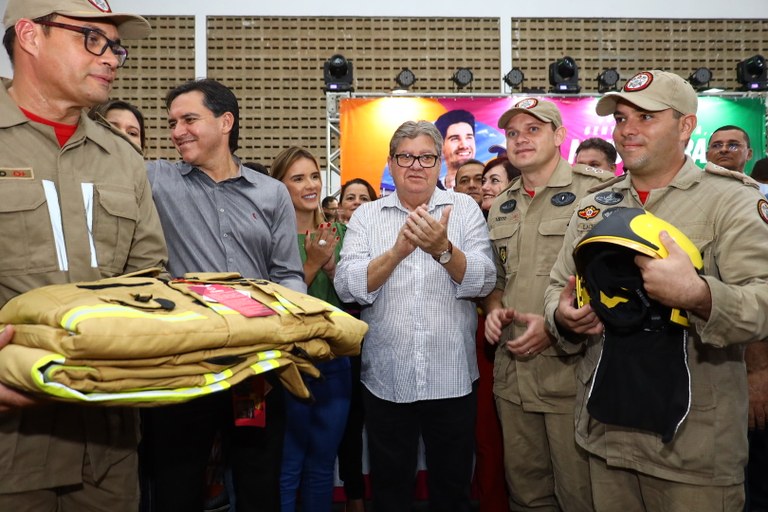João Azevêdo participa do ODE em Juazeirinho, ouve a população e autoriza novas obras
