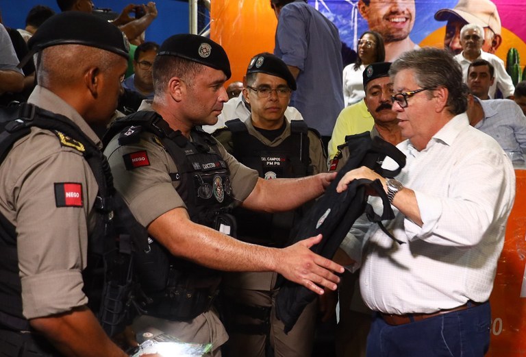 João Azevêdo autoriza obras, entrega equipamentos e assina contratos do Empreender durante audiência do ODE em Pombal