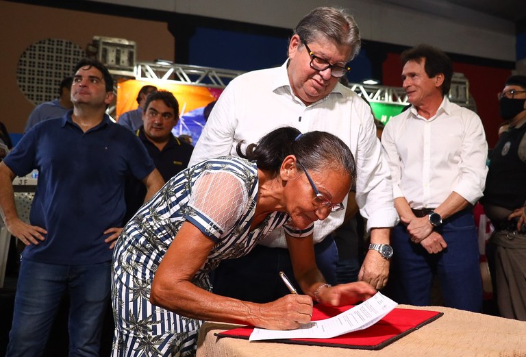 João Azevêdo autoriza obras, entrega equipamentos e assina contratos do Empreender durante audiência do ODE em Pombal