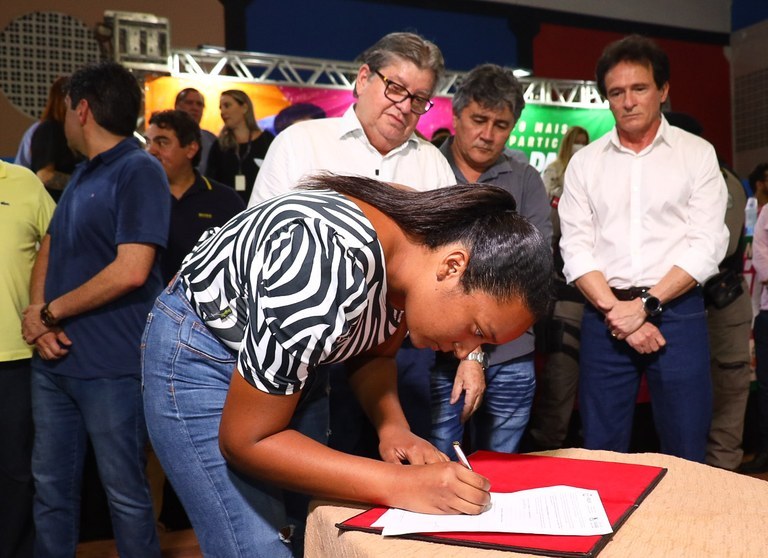 João Azevêdo autoriza obras, entrega equipamentos e assina contratos do Empreender durante audiência do ODE em Pombal