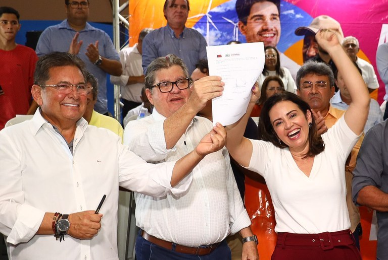 João Azevêdo autoriza obras, entrega equipamentos e assina contratos do Empreender durante audiência do ODE em Pombal