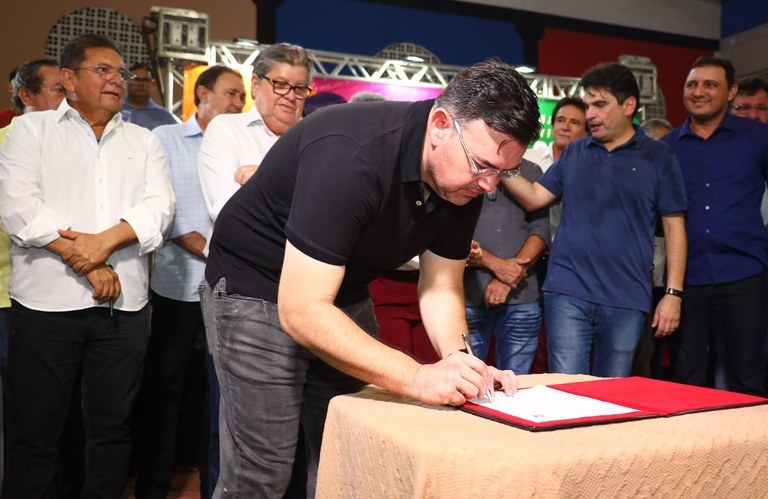 João Azevêdo autoriza obras, entrega equipamentos e assina contratos do Empreender durante audiência do ODE em Pombal