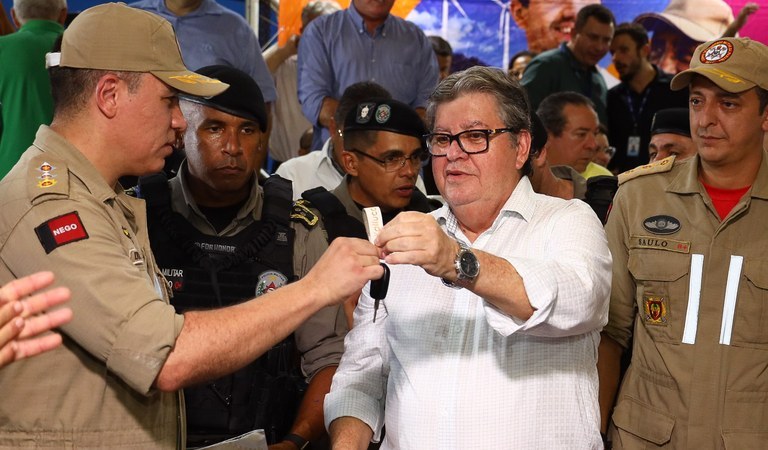 João Azevêdo autoriza obras, entrega equipamentos e assina contratos do Empreender durante audiência do ODE em Pombal