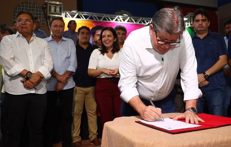 João Azevêdo autoriza obras, entrega equipamentos e assina contratos do Empreender durante audiência do ODE em Pombal