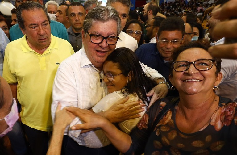 João Azevêdo autoriza obras, entrega equipamentos e assina contratos do Empreender durante audiência do ODE em Pombal