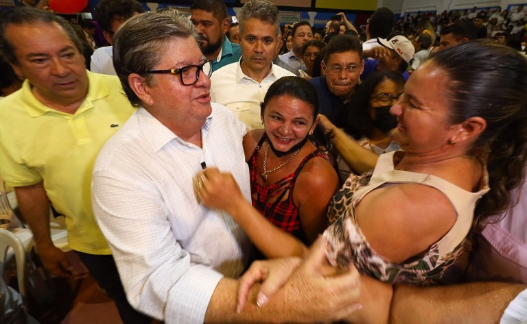 João Azevêdo autoriza obras, entrega equipamentos e assina contratos do Empreender durante audiência do ODE em Pombal