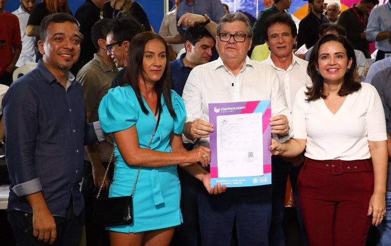João Azevêdo autoriza obras, entrega equipamentos e assina contratos do Empreender durante audiência do ODE em Pombal
