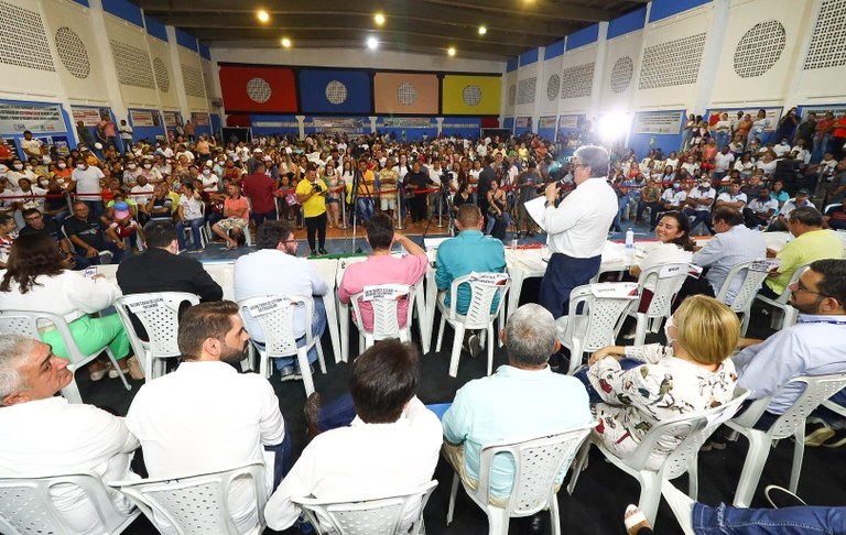 João Azevêdo autoriza obras, entrega equipamentos e assina contratos do Empreender durante audiência do ODE em Pombal