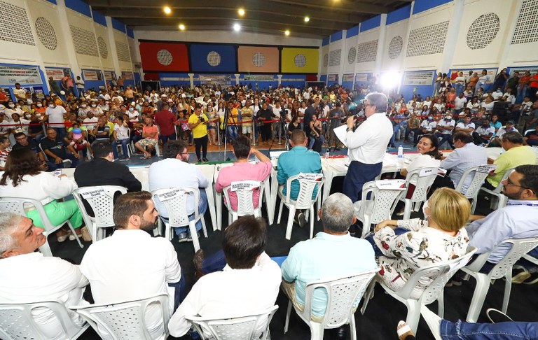 João Azevêdo autoriza obras, entrega equipamentos e assina contratos do Empreender durante audiência do ODE em Pombal