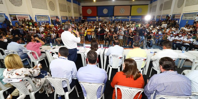 João Azevêdo autoriza obras, entrega equipamentos e assina contratos do Empreender durante audiência do ODE em Pombal