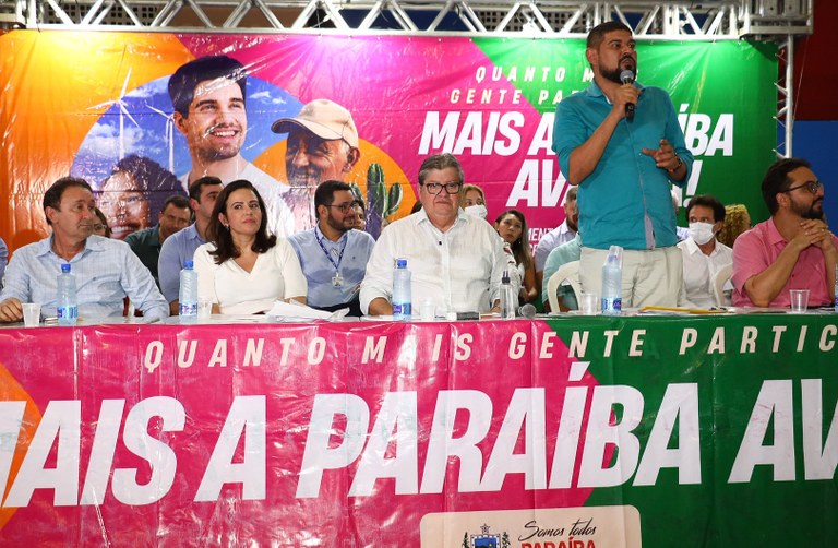 João Azevêdo autoriza obras, entrega equipamentos e assina contratos do Empreender durante audiência do ODE em Pombal