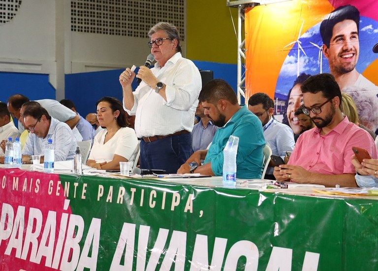 João Azevêdo autoriza obras, entrega equipamentos e assina contratos do Empreender durante audiência do ODE em Pombal
