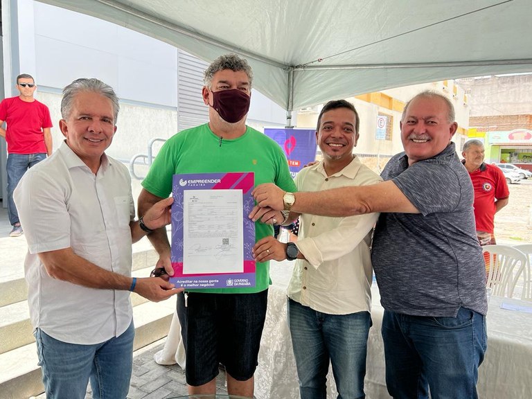 Governo assina contratos do Empreender Mulher, setor calçadista e comerciantes do Shopping Rural