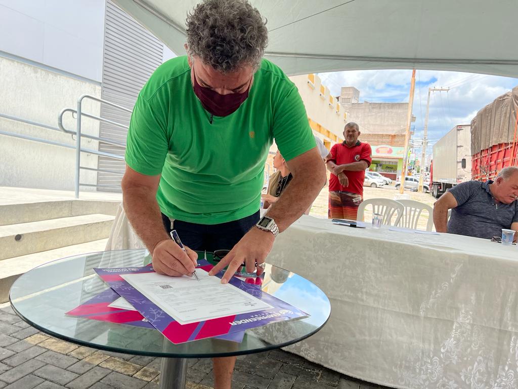 Governo assina contratos do Empreender Mulher, setor calçadista e comerciantes do Shopping Rural